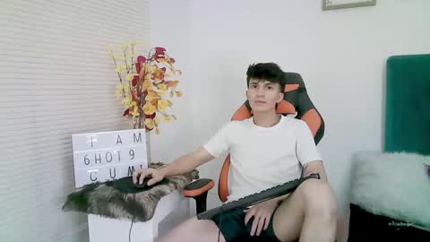 0cloud_white0 Chaturbate show on 20220206